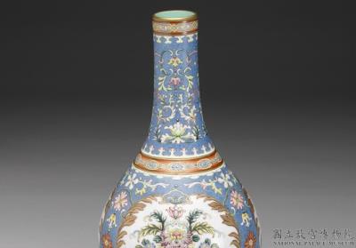 图片[2]-Gall-bladder vase in yang-ts’ai enamels with incised blue ground pattern of flower brocade and band décor 1742 (Ch’ien-lung reign)-China Archive